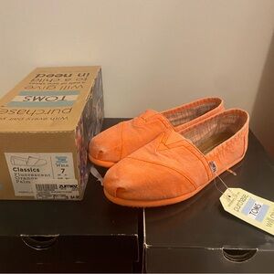 NWT Toms Classic